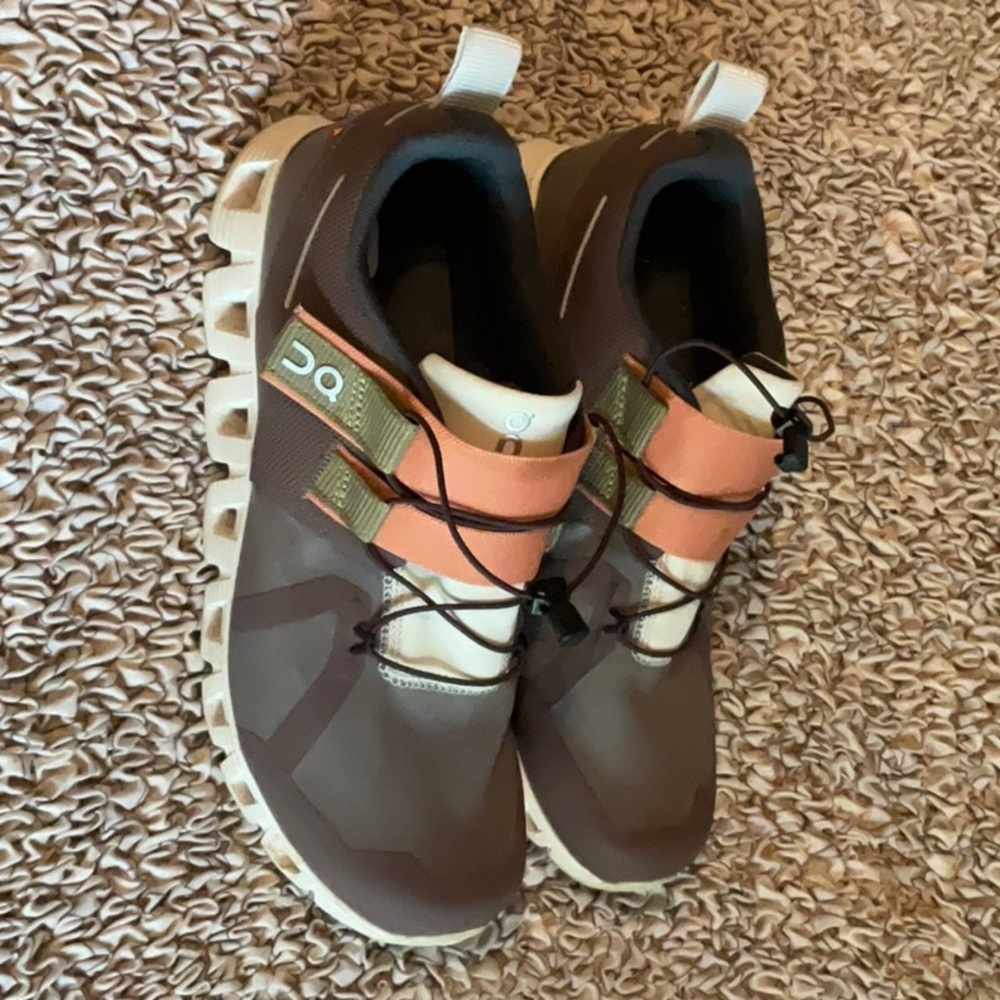 Size 8.5 OnCloud brown slip on shoes excellent shape.  Worn 3 times